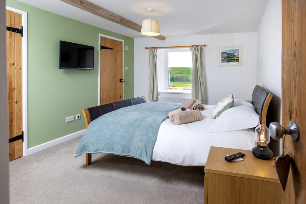 Master bedroom with stunning views tv with en-suite and walk in wardrobe