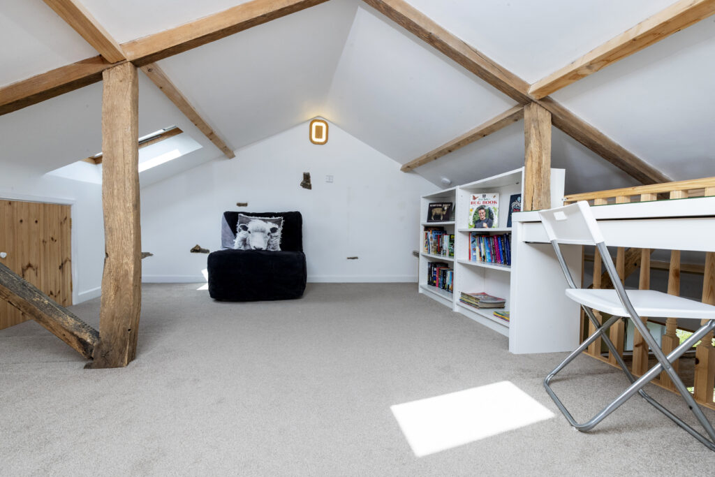 Dedicated work space and library with exposed beams